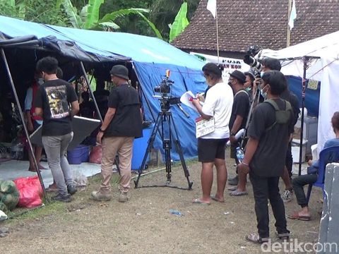 Cuplikan syuting sinetron di lokasi terdampak erupsi Semeru viral di media sosial. Sebab, syuting sinetron tersebut diprotes warga Lumajang.