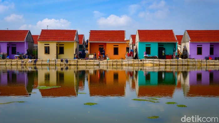Tak Biasa! Perumahan di Tangerang Ini Dicat Warna-warni Perumahan di Desa Ketapang, Kabupaten Tangerang terlihat mencolok. Sebab, rumah-rumah mereka dicat warna-warni.