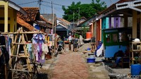 Warga yang kebanyakan berprofesi sebagai nelayan direlokasi ke rumah ini karena tempat tinggal sebelumnya dibangun infrastruktur oleh PUPR.  