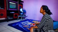 Salah seorang penghuni tengah menonton acara TV di dalam rumahnya.