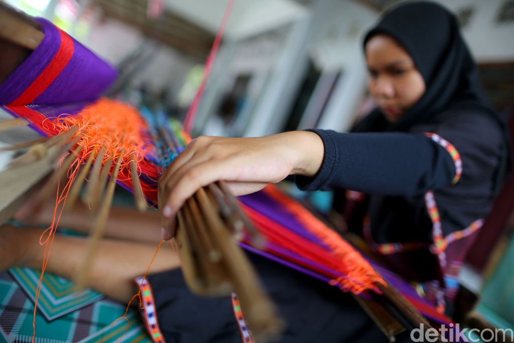 Proses Pembuatan Tenun Khas Sasak Lombok yang bernilai tinggi