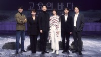 Gong Yoo, Bae Doona, dan sejumlah pemain pendukung The Silent Sea menggelar jumpa pers hari ini, Rabu (22/12). Foto: (dok. Netflix @jisangchung)