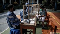 Menurut keterangan petugas vaksin ini ditujukan kepadan anak 6-11 tahun. Kuota vaksin yang diberikan adalah sekitar 300 anak.