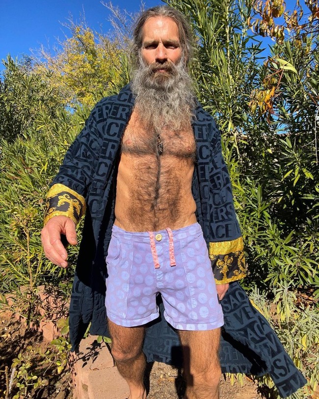 Kini dia menganut hidup alami. Tak hanya minum urine. Namun pria asal Arizona itu juga melakukan ritual menjemur anusnya setiap pagi untuk kesehatan. Tak heran kehidupan Troy Casey dinilai penuh sensasi dan kontroversi. Foto: dok. Instagram