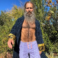 Kini dia menganut hidup alami. Tak hanya minum urine. Namun pria asal Arizona itu juga melakukan ritual menjemur anusnya setiap pagi untuk kesehatan. Tak heran kehidupan Troy Casey dinilai penuh sensasi dan kontroversi. Foto: dok. Instagram