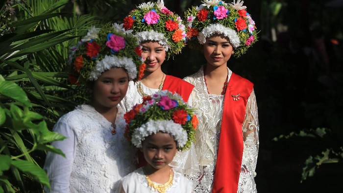 UPACARA ADAT NGAROT INDRAMAYU Sejumlah gadis mengikuti upacara adat Ngarot di Desa Lelea, Indramayu, Jawa Barat, Rabu (22/12/2021). Acara yang diikuti puluhan pemuda dan pemudi berhiaskan mahkota bunga itu merupakan pesta menjelang musim tanam padi sebagai wujud suka cita masyarakat atas berkah yang diberikan sang pencipta. ANTARA FOTO/Dedhez Anggara/aww.