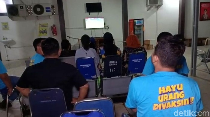 Vaksinasi sambil nobar Timnas Indonesia.