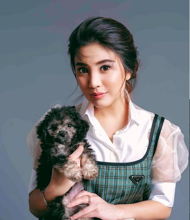 Valencia Tanoesoedibjo, putri dari pengusaha Hary Tanoesoedibjo itu digosipkan punya hubungan spesial dengan Kevin Sanjaya setelah foto kebersamaan mereka beredar di media sosial. Pria mana yang tidak kepincut dengan pesona Valencia. Tak hanya punya wajah manis, namun juga penampilan modis. Foto: dok. Instagram/@@valenciatanoe