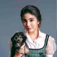 Valencia Tanoesoedibjo, putri dari pengusaha Hary Tanoesoedibjo itu digosipkan punya hubungan spesial dengan Kevin Sanjaya setelah foto kebersamaan mereka beredar di media sosial. Pria mana yang tidak kepincut dengan pesona Valencia. Tak hanya punya wajah manis, namun juga penampilan modis. Foto: dok. Instagram/@@valenciatanoe