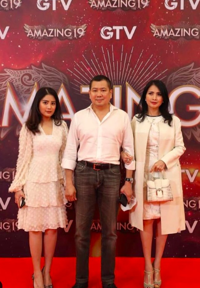 Valencia kompak tampil stylish serba putih dengan ayahnya dan ibunya Liliana Tanoesoedibjo. Foto: dok. Instagram/@@valenciatanoe