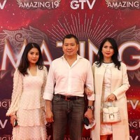 Valencia kompak tampil stylish serba putih dengan ayahnya dan ibunya Liliana Tanoesoedibjo. Foto: dok. Instagram/@@valenciatanoe