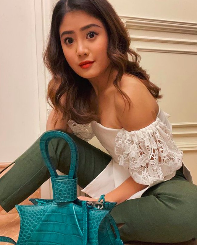 Valencia tampil seksi sekaligus elegan dengan off-shoulder putih. Selain mengurus bisnisnya, wanita cantik ini juga aktif di partai Perindo. Foto: dok. Instagram/@@valenciatanoe