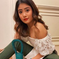 Valencia tampil seksi sekaligus elegan dengan off-shoulder putih. Selain mengurus bisnisnya, wanita cantik ini juga aktif di partai Perindo. Foto: dok. Instagram/@@valenciatanoe