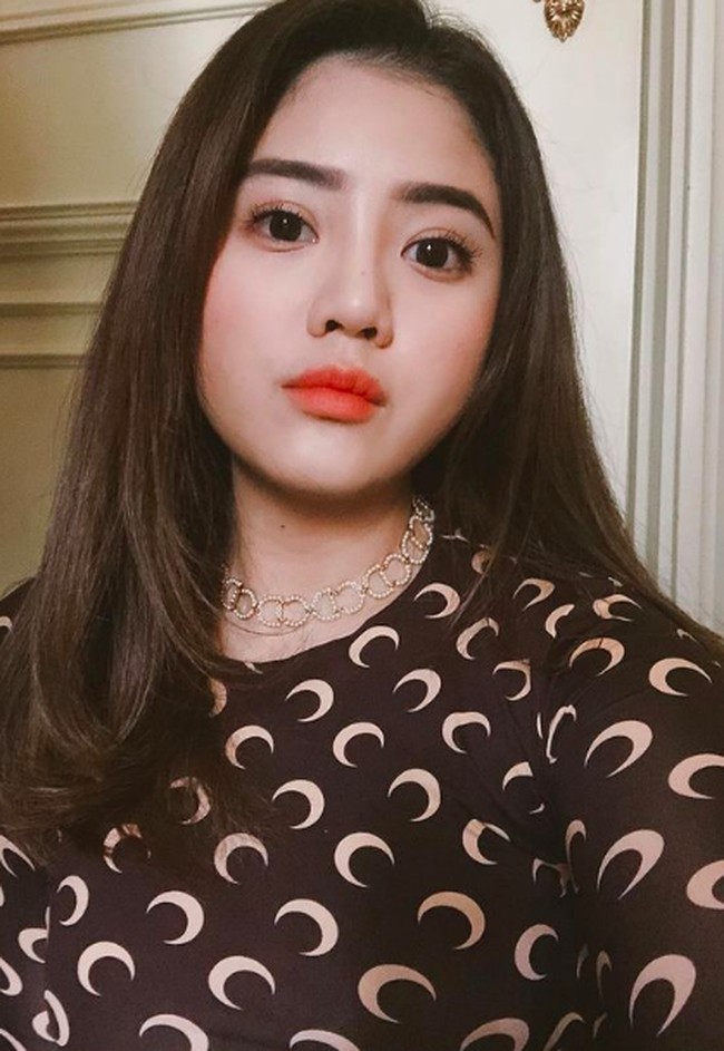 Tampil dengan gaya casual, namun barangnya tetap branded. Dia mengenakan outfit dari Marine Serre dengan aksesori kalung dari Dior. Foto: dok. Instagram/@@valenciatanoe