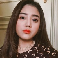 Tampil dengan gaya casual, namun barangnya tetap branded. Dia mengenakan outfit dari Marine Serre dengan aksesori kalung dari Dior. Foto: dok. Instagram/@@valenciatanoe