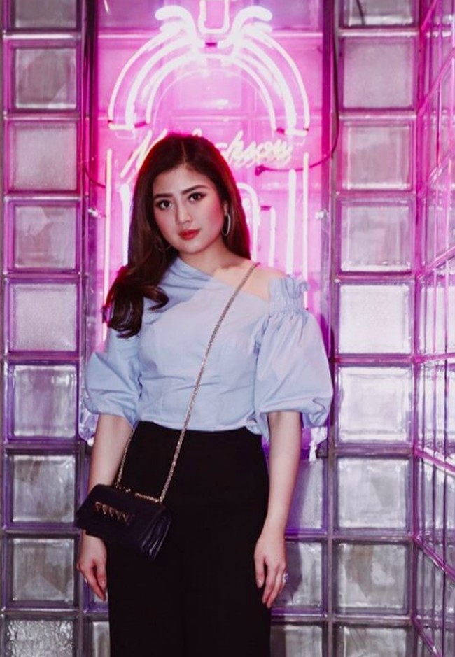 Penampilan modis lainnya dari Valencia Tanoesoedibjo. Valencia adalah lulusan luar negeri. Dia mendapatkan gelar Master of Arts di Universitas Teknologi Sydney di Australia. Foto: dok. Instagram/@@valenciatanoe