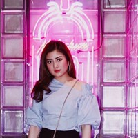 Penampilan modis lainnya dari Valencia Tanoesoedibjo. Valencia adalah lulusan luar negeri. Dia mendapatkan gelar Master of Arts di Universitas Teknologi Sydney di Australia. Foto: dok. Instagram/@@valenciatanoe