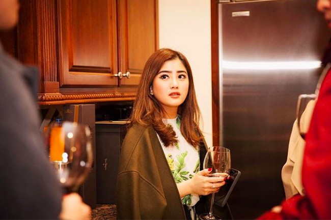 Wanita 28 tahun itu juga mengikuti jejak sang ayah menjadi pebisnis. Valencia sendiri lebih memilih bisnis di dunia fashion dan beauty sesuai dengan ketertarikannya. Dia adalah CEO dari e-commerce The F Thing, dan baru-baru ini merilis produk kecantikan bernama Soulyu. Foto: dok. Instagram/@@valenciatanoe