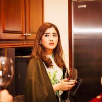 Wanita 28 tahun itu juga mengikuti jejak sang ayah menjadi pebisnis. Valencia sendiri lebih memilih bisnis di dunia fashion dan beauty sesuai dengan ketertarikannya. Dia adalah CEO dari e-commerce The F Thing, dan baru-baru ini merilis produk kecantikan bernama Soulyu. Foto: dok. Instagram/@@valenciatanoe