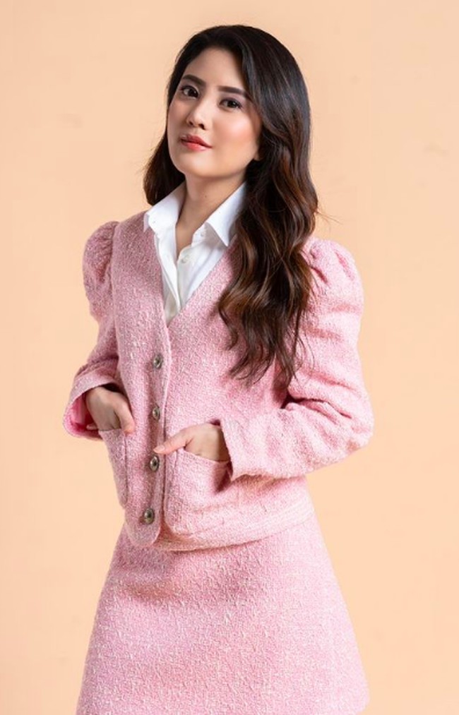 Wanita 28 tahun itu juga mengikuti jejak sang ayah menjadi pebisnis. Valencia sendiri lebih memilih bisnis di dunia fashion dan beauty sesuai dengan ketertarikannya. Dia adalah CEO dari e-commerce The F Thing, dan baru-baru ini merilis produk kecantikan bernama Soulyu. Foto: dok. Instagram/@@valenciatanoe