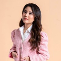 Wanita 28 tahun itu juga mengikuti jejak sang ayah menjadi pebisnis. Valencia sendiri lebih memilih bisnis di dunia fashion dan beauty sesuai dengan ketertarikannya. Dia adalah CEO dari e-commerce The F Thing, dan baru-baru ini merilis produk kecantikan bernama Soulyu. Foto: dok. Instagram/@@valenciatanoe