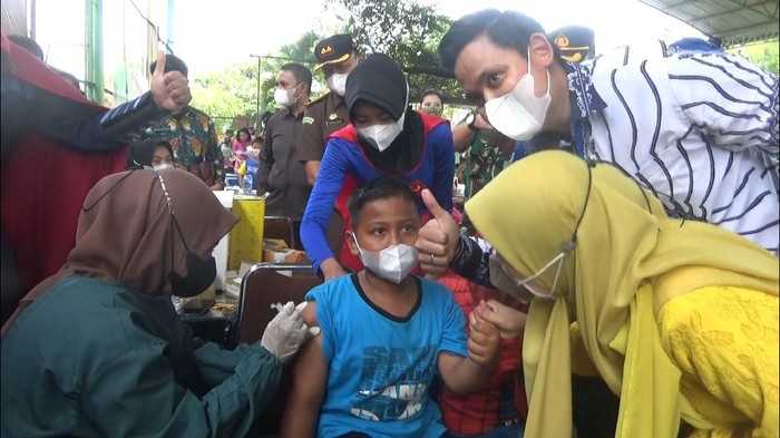 Wisata Vaksin, Bupati Kendal Tinjau Pelaksanaan Vaksinasi Anak