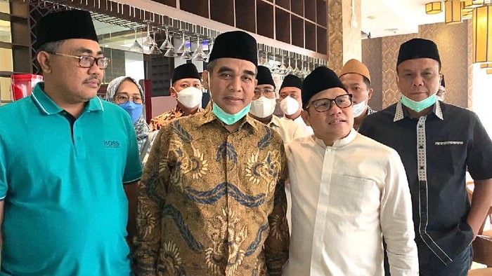 Sekjen Gerindra Ahmad Muzani (kedua kiri) bersama Ketum PKB Cak Imin di Muktamar NU, Lampung, Kamis (23/12/2021).