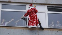 Kehadiran Santa Klaus ini pun disambut antusias para pasien anak-anak yang melihat aksinya melalui jendela rumah sakit.