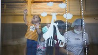 Melansir AP, Rumah Sakit di kawasan Moskow ini menandai perayaan Natal dan tahun baru dengan menampilkan aksi para siswa penyelamat darurat Rusia yang mengenakan kostum Santa Klaus dan Snegurochka atau Snow Maiden. 
