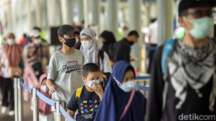 Anak-anak yang Lakukan Perjalanan Jauh dengan KA Wajib PCR Momen libur Natal dan Tahun Baru ini juga dibarengi dengan libur sekolah. Mulai besok, untuk anak-anak yang akan bepergian jauh dengan kereta api wajib tes PCR.