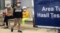 Sedangkan anak yang telah divaksin satu kali dan belum melakukan dosis kedua dapat melakukan tes rapid antigen 1x24 jam atau PCR 3x24 jam.
