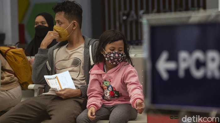Anak-anak yang Lakukan Perjalanan Jauh dengan KA Wajib PCR Momen libur Natal dan Tahun Baru ini juga dibarengi dengan libur sekolah. Mulai besok, untuk anak-anak yang akan bepergian jauh dengan kereta api wajib tes PCR.