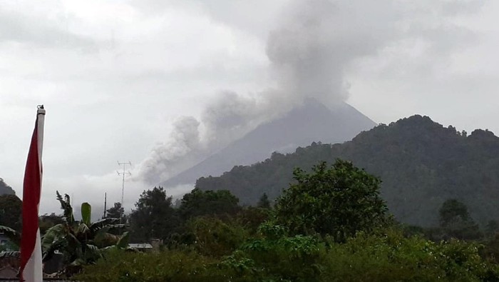 Awan panas guguran Gunung Merapi pukul 15.58 WIB, Kamis (23/12/2021).