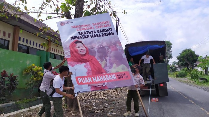 banner puan maharani diturunkan satpol pp