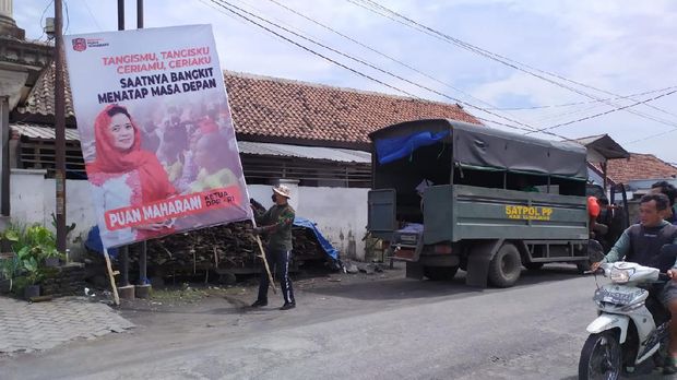 banner puan maharani diturunkan satpol pp