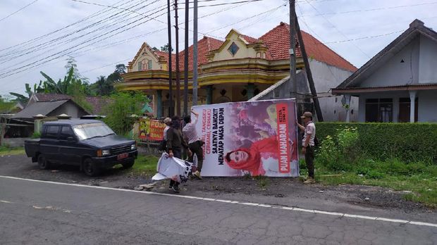 banner puan maharani diturunkan satpol pp