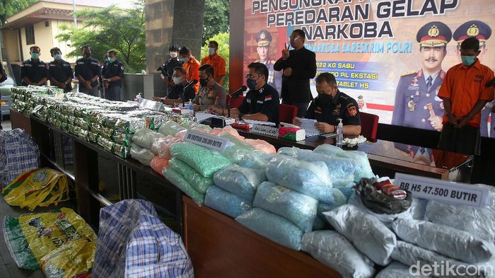Polisi mengungkap kasus peredaran gelap narkoba jaringan Malaysia-Indonesia. Sebanyak 210 kilogram sabu, 200.000 butir ekstasi dan 4.750 butir happy five diamankan.