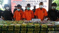 Saat diamankan, keduanya langsung interogasi. Setelah itu, petugas melakukan pengejaran terhadap seseorang berinisial SJ (48) yang bertugas memerintahkan HB dan FR untuk menjemput barang haram itu ke perairan Malaysia.