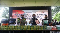 Dir Tipidnarkoba Bareskrim Polri, Brigjen Krisno Siregar, Kepala Biro Penerangan Masyarakas (Karopenmas) menujukkan barang bukti narkoba di Bareskrim Polri, Jakarta, Kamis (23/12/2021).