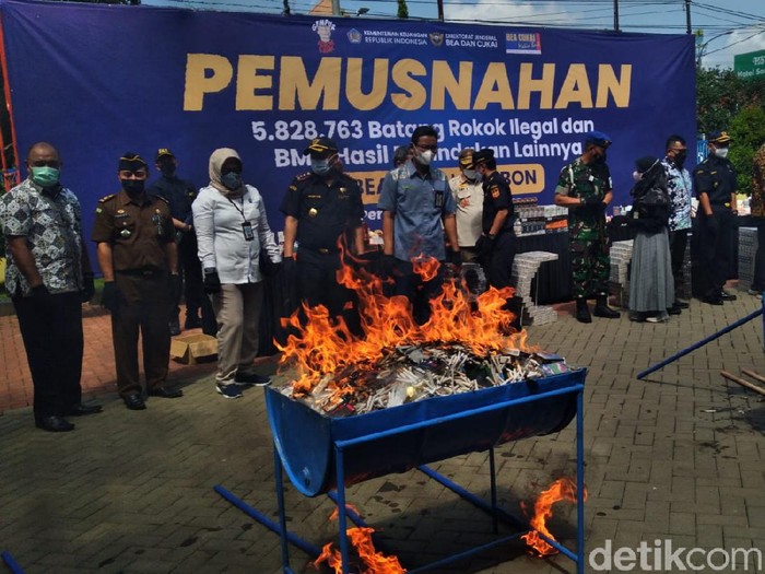 Bea Cuka Cirebon Bakar Sex Toys dan Rokok Ilegal