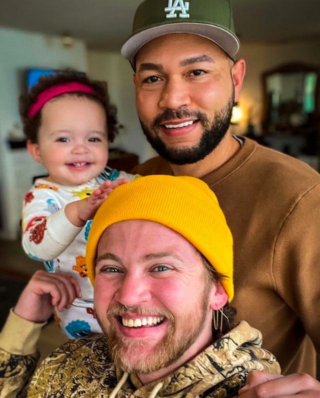 Transgender pria 37 tahun itu menikahi kekasih prianya bernama Malik pada 2019. Setelah itu mereka memutuskan untuk memiliki anak. Foto: dok. Instagram/@bennettonpurpose