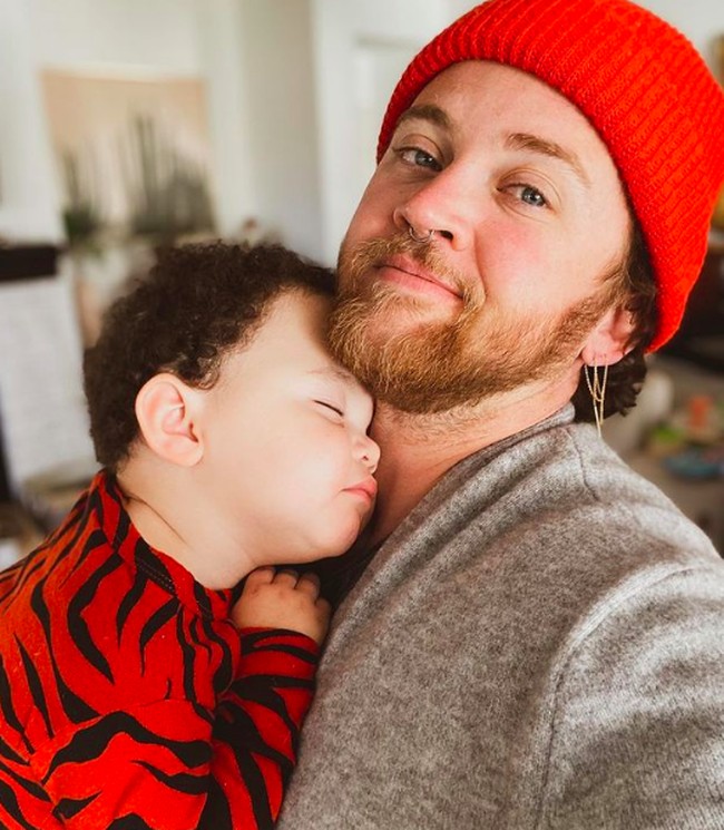 “Aku adalah seorang ayah yang menciptakan anakku sendiri,” tegasnya. Foto: dok. Instagram/@bennettonpurpose