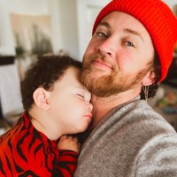 “Aku adalah seorang ayah yang menciptakan anakku sendiri,” tegasnya. Foto: dok. Instagram/@bennettonpurpose