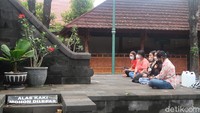 Setelah diteliti ternyata PH air Perwitosari kandungannya lebih tinggi dibanding air yang ada di sekitar kompleks Gereja Ganjuran. Banyak jamaah yang datang ke sini buat beribadah serta berziarah. (Pradito Rida Pertana/detikTravel)