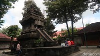 Candi ini berada di samping bangunan gereja. Semua orang yang datang ke sini tampak khusuk dalam memanjatkan doa, bahkan ada peziarah yang berdoa di dalam candi tersebut. (Pradito Rida Pertana/detikTravel)