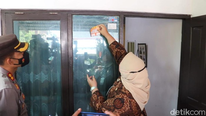 Bupati Sragen Kusdinar Untung Yuni Sukowati bersama jajaran terkait memasang stiker di rumah pemudik, Kamis (23/12/2021).