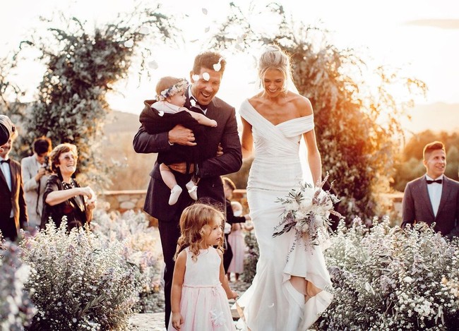 Dilansir media Spanyol, pernikahan yang dihadiri teman-teman terdekat itu terkesan mengejutkan. Sebelum dengan Carla, Simeone sendiri diketahui sudah pernah menikah dan santer kabar bahwa ada orang ketiga dalam ruah tangga mereka.Foto: Instagram @carla.pereyra15