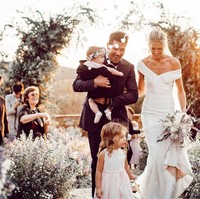 Dilansir media Spanyol, pernikahan yang dihadiri teman-teman terdekat itu terkesan mengejutkan. Sebelum dengan Carla, Simeone sendiri diketahui sudah pernah menikah dan santer kabar bahwa ada orang ketiga dalam ruah tangga mereka.Foto: Instagram @carla.pereyra15