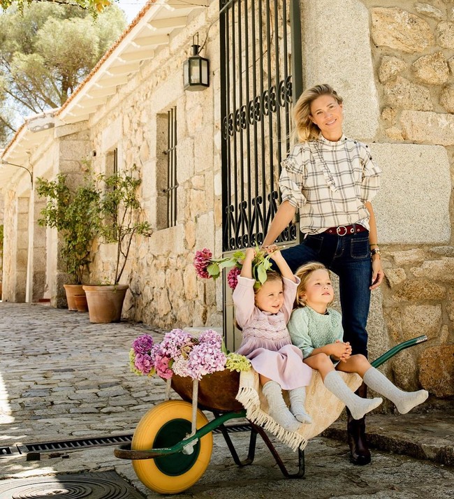 Begini penampilan kasualnya saat sedang bersama anak-anak. Foto: Instagram @carla.pereyra15