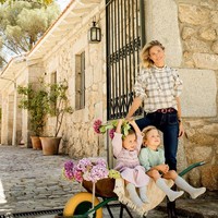 Begini penampilan kasualnya saat sedang bersama anak-anak. Foto: Instagram @carla.pereyra15